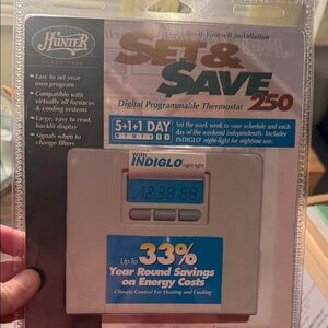 Hunter Set & Save 250 Digital Programmable Thermostat - white with blue display
